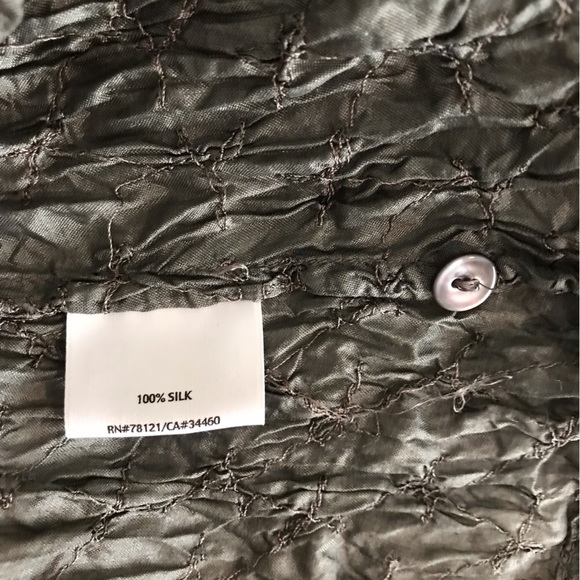 Eileen Fisher Women plus size Long Sleeve Silk Top. Size 1X ( Plus).Button front - Picture 4 of 5